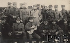 1916, Wołyń.
Pozycje nad rzeką Garbach, żołnierze 4 plutonu 1 kompanii 2 Pułku Piechoty Legionów z chorążym Tadeuszem Królem.
Fot. por. Stanisław Siczek – dowódca kompanii CKM, Instytut Polski im. Gen. Sikorskiego w Londynie [ALBUM LEGIONÓW nr 20003 – 2 pułku piechoty Legionów Polskich]