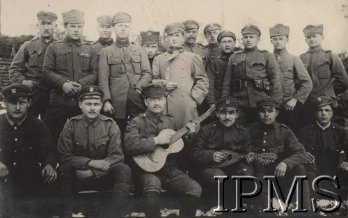 1916, Wołyń.
Pozycje nad rzeką Garbach, żołnierze 4 plutonu 1 kompanii 2 Pułku Piechoty Legionów z chorążym Tadeuszem Królem.
Fot. por. Stanisław Siczek – dowódca kompanii CKM, Instytut Polski im. Gen. Sikorskiego w Londynie [ALBUM LEGIONÓW nr 20003 – 2 pułku piechoty Legionów Polskich]