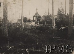 1916, Wołyń.
Pozycje nad rzeką Garbach. Ziemianka kpt. Kazimierza Orlika-Łukowskiego – dowódcy 3 plutonu 2 Pułku Piechoty Legionów.
Fot. por. Stanisław Siczek – dowódca kompanii CKM, Instytut Polski im. Gen. Sikorskiego w Londynie [ALBUM LEGIONÓW nr 20003 – 2 pułku piechoty Legionów Polskich]