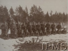 1916, Wołyń.
Pozycje nad rzeką Garbach. Pluton ppor. Alfreda Pastuszeńki 4 kompanii 2 Pułku Piechoty Legionów
Fot. por. Stanisław Siczek – dowódca kompanii CKM, Instytut Polski im. Gen. Sikorskiego w Londynie [ALBUM LEGIONÓW nr 20003 – 2 pułku piechoty Legionów Polskich]