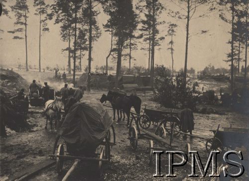 1916, Wołyń.
Pozycje nad rzeką Garbach. Tabor bojowy I batalionu 2 Pułku Piechoty Legionów.
Fot. por. Stanisław Siczek – dowódca kompanii CKM, Instytut Polski im. Gen. Sikorskiego w Londynie [ALBUM LEGIONÓW nr 20003 – 2 pułku piechoty Legionów Polskich]