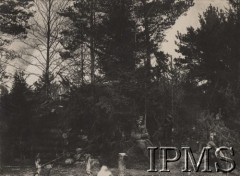 1916, Wołyń.
Pozycje nad rzeką Garbach. Na placówce 1 kompanii 2 Pułku Piechoty Legionów.
Fot. por. Stanisław Siczek – dowódca kompanii CKM, Instytut Polski im. Gen. Sikorskiego w Londynie [ALBUM LEGIONÓW nr 20003 – 2 pułku piechoty Legionów Polskich]