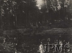 1916, Wołyń.
Pozycje nad rzeką Garbach. Żołnierze 4 Pułku Piechoty Legionów nad jeziorem w lesie.
Fot. por. Stanisław Siczek – dowódca kompanii CKM, Instytut Polski im. Gen. Sikorskiego w Londynie [ALBUM LEGIONÓW nr 20003 – 2 pułku piechoty Legionów Polskich]