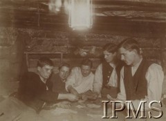 1916, Wołyń.
Pozycje nad rzeką Garbach. W ziemiance legionistów - żołnierze grający w karty.
Fot. por. Stanisław Siczek – dowódca kompanii CKM, Instytut Polski im. Gen. Sikorskiego w Londynie [ALBUM LEGIONÓW nr 20003 – 2 pułku piechoty Legionów Polskich]