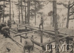 1916, Wołyń.
Pozycje nad rzeką Garbach. Budowa schronu przez żołnierzy 2 plutonu 2 Pułku Piechoty Legionów.
Fot. por. Stanisław Siczek – dowódca kompanii CKM, Instytut Polski im. Gen. Sikorskiego w Londynie [ALBUM LEGIONÓW nr 20003 – 2 pułku piechoty Legionów Polskich]