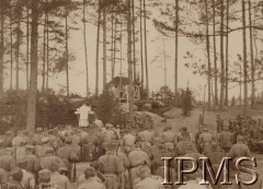 1916, Wołyń.
Pozycje nad rzeką Garbach. Msza polowa w okopach 2 Pułku Piechoty Legionów.
Fot. por. Stanisław Siczek – dowódca kompanii CKM, Instytut Polski im. Gen. Sikorskiego w Londynie [ALBUM LEGIONÓW nr 20003 – 2 pułku piechoty Legionów Polskich]