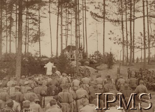 1916, Wołyń.
Pozycje nad rzeką Garbach. Msza polowa w okopach 2 Pułku Piechoty Legionów.
Fot. por. Stanisław Siczek – dowódca kompanii CKM, Instytut Polski im. Gen. Sikorskiego w Londynie [ALBUM LEGIONÓW nr 20003 – 2 pułku piechoty Legionów Polskich]