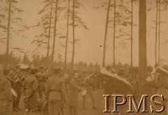 1916, Wołyń.
Pozycje nad rzeką Garbach. Orkiestra 2 Pułku Piechoty Legionów z kapelmistrzem chor. Mańkowskim.
Fot. por. Stanisław Siczek – dowódca kompanii CKM, Instytut Polski im. Gen. Sikorskiego w Londynie [ALBUM LEGIONÓW nr 20003 – 2 pułku piechoty Legionów Polskich]