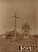 1916, Karasin, Wołyń.
Zabudowania wsi, na pierwszym planie drewniany krzyż.
Fot. por. Stanisław Siczek – dowódca kompanii CKM, Instytut Polski im. Gen. Sikorskiego w Londynie [ALBUM LEGIONÓW nr 20003 – 2 pułku piechoty Legionów Polskich]