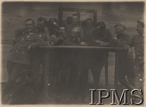 1916, Karasin, Wołyń.
Imieniny Stanisława w I batalionie. Od lewej stoją: chor. Stanisław Mierzwiński, chor. Stanisław Marek, por. Stanisław Siczek. ppor. Wiktor Mucha-Muszyński, mjr Włodzimierz Mężyński, por. Stanisław Kruk-Schuster, ppor. Tadeusz Król, sierż. Teuchmann. Z tyłu chor. Żademski, sierż. Ohlaszeny (?).
Fot. por. Stanisław Siczek – dowódca kompanii CKM, Instytut Polski im. Gen. Sikorskiego w Londynie [ALBUM LEGIONÓW nr 20003 – 2 pułku piechoty Legionów Polskich]