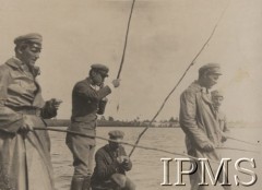 31.05.1916, Karasin, Wołyń.
Łowienie ryb. Od lewej stoją: por. Stanisław Kruk-Schuster, chor. Kara, plut. Kamiński, sierż. Teuchmann, chor. Stanisław Marek.
Fot. por. Stanisław Siczek – dowódca kompanii CKM, Instytut Polski im. Gen. Sikorskiego w Londynie [ALBUM LEGIONÓW nr 20003 – 2 pułku piechoty Legionów Polskich]