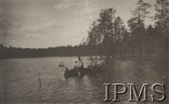 Maj 1916, Karasin, Wołyń.
Odpoczynek nad jeziorem - żołnierze Legionów płynący łódką.
Fot. por. Stanisław Siczek – dowódca kompanii CKM, Instytut Polski im. Gen. Sikorskiego w Londynie [ALBUM LEGIONÓW nr 20003 – 2 pułku piechoty Legionów Polskich]
