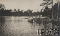 Maj 1916, Karasin, Wołyń.
Odpoczynek nad jeziorem - żołnierze Legionów płynący łódką.
Fot. por. Stanisław Siczek – dowódca kompanii CKM, Instytut Polski im. Gen. Sikorskiego w Londynie [ALBUM LEGIONÓW nr 20003 – 2 pułku piechoty Legionów Polskich]
