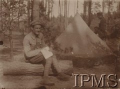 Maj 1916, Karasin, Wołyń.
Chorąży Żademski przed namiotem.
Fot. por. Stanisław Siczek – dowódca kompanii CKM, Instytut Polski im. Gen. Sikorskiego w Londynie [ALBUM LEGIONÓW nr 20003 – 2 pułku piechoty Legionów Polskich]
