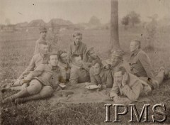 1916, Czeremoszno, Wołyń.
W czasie postoju I, II i III Brygady Legionów, grupa odpoczywających żołnierzy.
Fot. por. Stanisław Siczek – dowódca kompanii CKM, Instytut Polski im. Gen. Sikorskiego w Londynie [ALBUM LEGIONÓW nr 20003 – 2 pułku piechoty Legionów Polskich]
