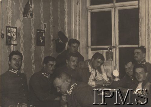 1916, Baranowicze.
Grupa legionistów w mieszkaniu por. Stanisława Siczka. Od prawej siedzą: chor. Tadeusz Król, chor. Rola, ppor. Wiktor Mucha-Muszyński, por. Stanisław Kruk-Schuster, chor. Żademski, por. Mieczysław Smorawiński, por. Wilhelm Lawicz-Liszka, por. Stanisław Jaster, chor. Siczek.
Fot. por. Stanisław Siczek - dowódca kompanii CKM, Instytut Polski im. Gen. Sikorskiego w Londynie [ALBUM LEGIONÓW nr 20003 - 2 pułku piechoty Legionów Polskich]