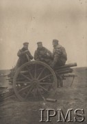 1916, Baranowicze.
Artyleria legionowa, żołnierze siedzący na armacie.
Fot. por. Stanisław Siczek – dowódca kompanii CKM, Instytut Polski im. Gen. Sikorskiego w Londynie [ALBUM LEGIONÓW nr 20003 – 2 pułku piechoty Legionów Polskich]