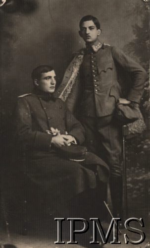 1916, Wiedeń, Austro-Węgry.
Dwaj żołnierze Legionów, siedzi por. Stanisław Siczek, stoi wachmistrz Zdzisław Ćwiejkowski.
Fot. NN, Instytut Polski im. Gen. Sikorskiego w Londynie [ALBUM LEGIONÓW nr 20003 - 2 pułku piechoty Legionów Polskich]