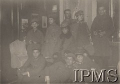 Grudzień 1916, Wiedeń, Austro-Węgry.
Żołnierze II Brygady Legionów spędzający Święta Bożego Narodzenia u pani De Heurteux, z prawej stoi por. Stanisław Siczek, w środku chor. Żademski.
Fot. por. Stanisław Siczek - dowódca kompanii CKM, Instytut Polski im. Gen. Sikorskiego w Londynie [ALBUM LEGIONÓW nr 20003 - 2 pułku piechoty Legionów Polskich]