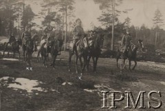 1916, brak miejsca.
Kawaleria sztabu Komendy Legionów Polskich, na pierwszym planie w środku plut. Józef Mączka (zmarł w 1918 na dżumę azjatycką, pochowany w Ekaterynodarze na Kubaniu), drugi od lewej chor. Bolesław Pochmarski.
Fot. por. Stanisław Siczek - dowódca kompanii CKM, Instytut Polski im. Gen. Sikorskiego w Londynie [ALBUM LEGIONÓW nr 20003 - 2 pułku piechoty Legionów Polskich]