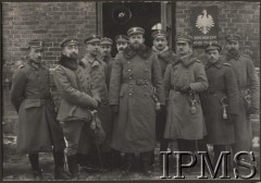Początek 1917, brak miejsca.
Przed budynkiem Komendy 2 Pułku Piechoty stoją od lewej: ppor. Karol Masny, ppor. Kazimierz Malinowski, ks. kap. Władysław Antosz, chor. Dunin, ppor. Henryk Goldmann, ppłk Michał Rola-Żymierski, ppor. Bosak-Pakowski, ppor. Ludwik Rudka, chor. Gruszka, i ostatni od prawej kpt. lek. Antoni Stefanowski.
Fot. por. Stanisław Siczek - dowódca kompanii CKM, Instytut Polski im. Gen. Sikorskiego w Londynie [ALBUM LEGIONÓW nr 20003 - 2 pułku piechoty Legionów Polskich]