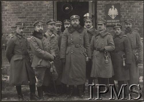 Początek 1917, brak miejsca.
Przed budynkiem Komendy 2 Pułku Piechoty stoją od lewej: ppor. Karol Masny, ppor. Kazimierz Malinowski, ks. kap. Władysław Antosz, chor. Dunin, ppor. Henryk Goldmann, ppłk Michał Rola-Żymierski, ppor. Bosak-Pakowski, ppor. Ludwik Rudka, chor. Gruszka, i ostatni od prawej kpt. lek. Antoni Stefanowski.
Fot. por. Stanisław Siczek - dowódca kompanii CKM, Instytut Polski im. Gen. Sikorskiego w Londynie [ALBUM LEGIONÓW nr 20003 - 2 pułku piechoty Legionów Polskich]