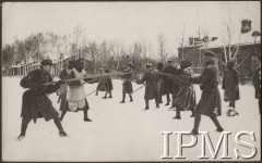 Początek 1917, Zambrów.
Żołnierze z kompanii por. Stanisława Siczka podczas szermierki na kije.
Fot. por. Stanisław Siczek – dowódca kompanii CKM, Instytut Polski im. Gen. Sikorskiego w Londynie [ALBUM LEGIONÓW nr 20003 – 2 pułku piechoty Legionów Polskich]