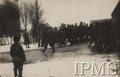 1917, Zambrów.
Defilada żołnierzy Legionów, w głębi cywile – hr. Mycielski i Ligocki.
Fot. por. Stanisław Siczek – dowódca kompanii CKM, Instytut Polski im. Gen. Sikorskiego w Londynie [ALBUM LEGIONÓW nr 20003 – 2 pułku piechoty Legionów Polskich]