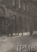 1917, Zambrów.
Przed oficerskimi mieszkaniami, trzeci od lewej stoi por. Wiktor Mucha-Muszyński.
Fot. por. S. Siczek – dowódca kompanii CKM, Instytut Polski im. Gen. Sikorskiego w Londynie [ALBUM LEGIONÓW nr 20003 – 2 pułku piechoty Legionów Polskich]