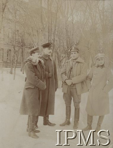 1917, Zambrów.
Ppor. Stanisław Mierzwiński, oficer niemiecki, por. Stanisław Kruk-Schuster, ppor. Tadeusz Król.
Fot. por. Stanisław Siczek – dowódca kompanii CKM, Instytut Polski im. Gen. Sikorskiego w Londynie [ALBUM LEGIONÓW nr 20003 – 2 pułku piechoty Legionów Polskich]