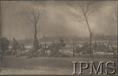 1917, Pułtusk
Żołnierze Legionów podczas odpoczynku, na pierwszym planie karabiny ustawione w kozły.
Fot. por. Stanisław Siczek – dowódca kompanii CKM, Instytut Polski im. Gen. Sikorskiego w Londynie [ALBUM LEGIONÓW nr 20003 – 2 pułku piechoty Legionów Polskich]