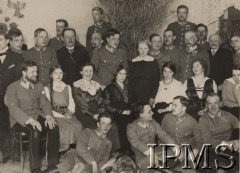 Marzec 1917, Wierzbów
Oficerowie II Brygady Legionów z wizytą u państwa Godlewskich, najwyżej z prawej stoi por. Mieczysław Smorawiński, z lewej siedzi ppłk Michał Rola-Żymierski, pierwszy z lewej stoi por. Stanisław Kruk-Schuster, trzeci chor. Żademski, czwarty od prawej stoi major Włodzimierz Mężyński.
Fot. por. Stanisław Siczek – dowódca kompanii CKM, Instytut Polski im. Gen. Sikorskiego w Londynie [ALBUM LEGIONÓW nr 20003 – 2 pułku piechoty Legionów Polskich]