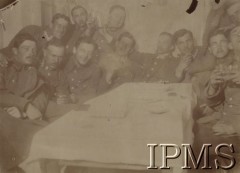 1917, Pułtusk
Kwatera por. Stanisława Siczka, siedzą od lewej: ppor. Mieczysław Boruta-Spiechowicz, chor. Stanisław Marek, chor. Żademski, chor. Wierzbicki, sierż. Cebula, sierż. Kaczanowski, chor. Steblecki, ppor. Stanisław Mierzwiński, chor. Skibiński i inni.
Fot. por. Stanisław Siczek – dowódca kompanii CKM, Instytut Polski im. Gen. Sikorskiego w Londynie [ALBUM LEGIONÓW nr 20003 – 2 pułku piechoty Legionów Polskich]