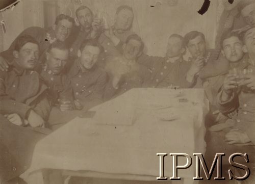 1917, Pułtusk
Kwatera por. Stanisława Siczka, siedzą od lewej: ppor. Mieczysław Boruta-Spiechowicz, chor. Stanisław Marek, chor. Żademski, chor. Wierzbicki, sierż. Cebula, sierż. Kaczanowski, chor. Steblecki, ppor. Stanisław Mierzwiński, chor. Skibiński i inni.
Fot. por. Stanisław Siczek – dowódca kompanii CKM, Instytut Polski im. Gen. Sikorskiego w Londynie [ALBUM LEGIONÓW nr 20003 – 2 pułku piechoty Legionów Polskich]