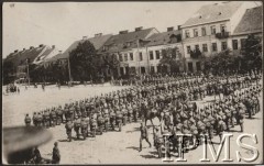 1917, Pułtusk
Boże Ciało, batalion pod dowództwem por. Stanisława Siczka (w składzie 4 kompanii piechoty) w czasie raportu na rynku w Pułtusku.
Fot. NN, Instytut Polski im. Gen. Sikorskiego w Londynie [ALBUM LEGIONÓW nr 20003 – 2 pułku piechoty Legionów Polskich]
