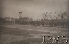 1917, Pułtusk
Boże Ciało, batalion pod dowództwem por. Stanisława Siczka (w składzie 4 kompanii piechoty) w czasie raportu na rynku w Pułtusku. Żołnierze oddający salwę honorową.
Fot. NN, Instytut Polski im. Gen. Sikorskiego w Londynie [ALBUM LEGIONÓW nr 20003 – 2 pułku piechoty Legionów Polskich]
