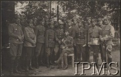 1917, Pułtusk
Chór męski 2 pułku piechoty Legionów z dyrygentem plut. Pietrzakiem, za nim stoi major Włodzimierz Mężyński.
Fot. por. Stanisław Siczek – dowódca kompanii CKM, Instytut Polski im. Gen. Sikorskiego w Londynie [ALBUM LEGIONÓW nr 20003 – 2 pułku piechoty Legionów Polskich]