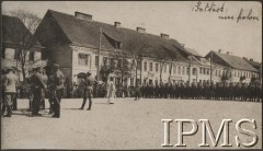 1917, Pułtusk
Msza polowa na rynku w Pułtusku.
Fot. por. Stanisław Siczek – dowódca kompanii CKM, Instytut Polski im. Gen. Sikorskiego w Londynie [ALBUM LEGIONÓW nr 20003 – 2 pułku piechoty Legionów Polskich]