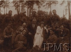 Lipiec 1917, Grabowiec k/Pułtuska
Żołnierze II brygady Legionów w lesie we wsi Grabowiec pod Pułtuskiem u państwa Słomińskich.
Fot. por. Stanisław Siczek – dowódca kompanii CKM, Instytut Polski im. Gen. Sikorskiego w Londynie [ALBUM LEGIONÓW nr 20003 – 2 pułku piechoty Legionów Polskich]