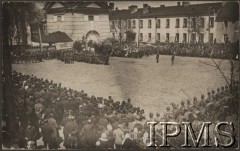 1917, Pułtusk
Uroczystości wręczenia sztandaru 5 pułku piechoty Legionów przez obywateli Ziemi Pułtuskiej.
Fot. por. Stanisław Siczek – dowódca kompanii CKM, Instytut Polski im. Gen. Sikorskiego w Londynie [ALBUM LEGIONÓW nr 20003 – 2 pułku piechoty Legionów Polskich]
