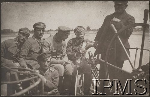 1917, na rzece Narew z Warszawy do Pułtuska
Powrót Narwią parostatkiem z koncertu z Warszawy do Pułtuska, z prawej siedzi major Włodzimierz Mężyński, drugi od lewej por. Stanisław Kruk-Schuster.
Fot. por. Stanisław Siczek – dowódca kompanii CKM, Instytut Polski im. Gen. Sikorskiego w Londynie [ALBUM LEGIONÓW nr 20003 – 2 pułku piechoty Legionów Polskich]