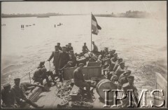 1917, na rzece Narew z Warszawy do Pułtuska
Powrót Narwią parostatkiem z koncertu z Warszawy do Pułtuska, na pierwszym planie instrumenty muzyczne leżące na pokładzie.
Fot. por. Stanisław Siczek – dowódca kompanii CKM, Instytut Polski im. Gen. Sikorskiego w Londynie [ALBUM LEGIONÓW nr 20003 – 2 pułku piechoty Legionów Polskich]