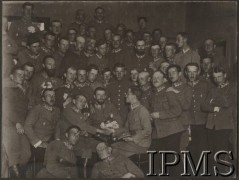 1917, Pułtusk
Podoficerowie i oficerowie 2 Pułku Piechoty II Brygady Legionów podczas imienin dowódcy pułku ppłk Michała Żymierskiego (siedzi w środku).
Fot. por. Stanisław Siczek – dowódca kompanii CKM, Instytut Polski im. Gen. Sikorskiego w Londynie [ALBUM LEGIONÓW nr 20003 – 2 pułku piechoty Legionów Polskich]