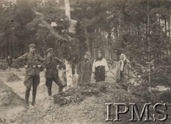 1917, Kokmanie (?), Bukowina
Legioniści i dwie kobiety na cmentarzu w Kokmaniu na Bukowinie obok grobu żołnierzy: Eugeniusza Hyli i Kazimierza Kursy, którzy zginęli w wyniku nieszczęśliwego wypadku dnia 28 października 1917 roku.
Fot. por. Stanisław Siczek – dowódca kompanii CKM, Instytut Polski im. Gen. Sikorskiego w Londynie [ALBUM LEGIONÓW nr 20003 – 2 pułku piechoty Legionów Polskich]