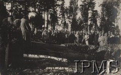 1917, Czerniowce, Ukraina
Pogrzeb legionistów – ofiar katastrofy kolejowej pod Czerniowcami.
Fot. por. Stanisław Siczek – dowódca kompanii CKM, Instytut Polski im. Gen. Sikorskiego w Londynie [ALBUM LEGIONÓW nr 20003 – 2 pułku piechoty Legionów Polskich]