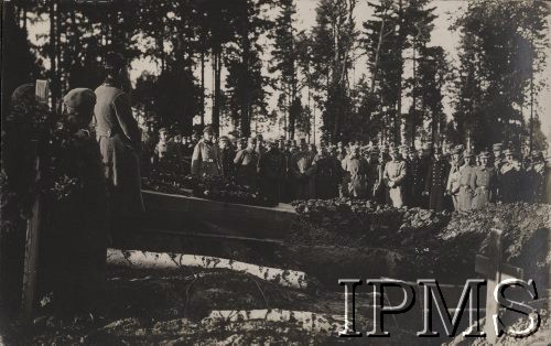 1917, Czerniowce, Ukraina
Pogrzeb legionistów – ofiar katastrofy kolejowej pod Czerniowcami.
Fot. por. Stanisław Siczek – dowódca kompanii CKM, Instytut Polski im. Gen. Sikorskiego w Londynie [ALBUM LEGIONÓW nr 20003 – 2 pułku piechoty Legionów Polskich]