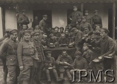 1917, Kokmanie (?), Bukowina
Żołnierze 5 kompanii 2 pułku piechoty w Kokmaniu na Bukowinie.
Fot. por. Stanisław Siczek – dowódca kompanii CKM, Instytut Polski im. Gen. Sikorskiego w Londynie [ALBUM LEGIONÓW nr 20003 – 2 pułku piechoty Legionów Polskich]