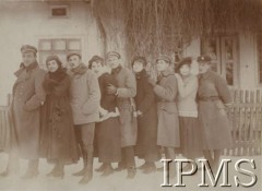 1917, Kołomyja
Od lewej stoją: kpt Stanisław Kruk-Schuster, Janka Heurteux, plut. Załucki, p. Richterówna, chor. Żademski, p. Janka Ćwiejkowska, plut. Niemczewski, Wiśka Zybowska, plut. Jamroży.
Fot. kpt. Stanisław Siczek – dowódca kompanii CKM, Instytut Polski im. Gen. Sikorskiego w Londynie [ALBUM LEGIONÓW nr 20003 – 2 pułku piechoty Legionów Polskich]