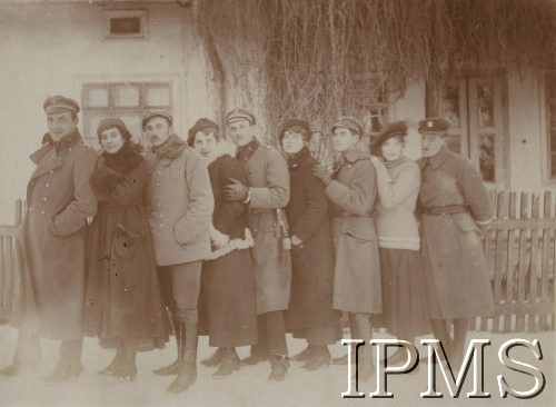 1917, Kołomyja
Od lewej stoją: kpt Stanisław Kruk-Schuster, Janka Heurteux, plut. Załucki, p. Richterówna, chor. Żademski, p. Janka Ćwiejkowska, plut. Niemczewski, Wiśka Zybowska, plut. Jamroży.
Fot. kpt. Stanisław Siczek – dowódca kompanii CKM, Instytut Polski im. Gen. Sikorskiego w Londynie [ALBUM LEGIONÓW nr 20003 – 2 pułku piechoty Legionów Polskich]