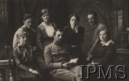 Maj 1918, Mohylew Podolski
Na tułaczce u państwa Walterów po bitwie pod Kaniowem w dniu 11.05.1918. Od lewej: p. Cebulska, mjr Stanisław Kruk-Schuster, p. Walterówna. W drugim rzędzie od prawej: por. Żademski, p. Truskolaska, p. Walterówna.
Fot. kpt. Stanisław Siczek – dowódca kompanii CKM, Instytut Polski im. Gen. Sikorskiego w Londynie [ALBUM LEGIONÓW nr 20003 – 2 pułku piechoty Legionów Polskich]